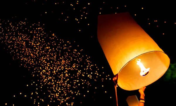 Yi Peng Festivali ve Loy Krathong Günü 'nde kurulmamış güzel bir şey. Chiang Mai, Tayland