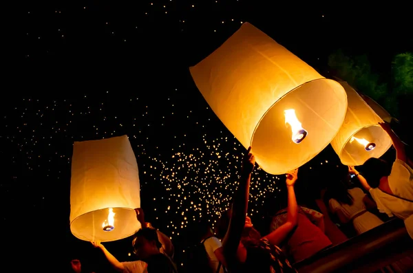 Loy Krathong ve Yi Peng Fener Festivali Chiang Mai, Tayland 11 Kasım 2019. Gelenekler yüzyıllar boyunca devam etti..