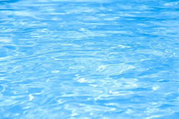Mavi yüzme havuzu dalgalı su ayrıntıları 
