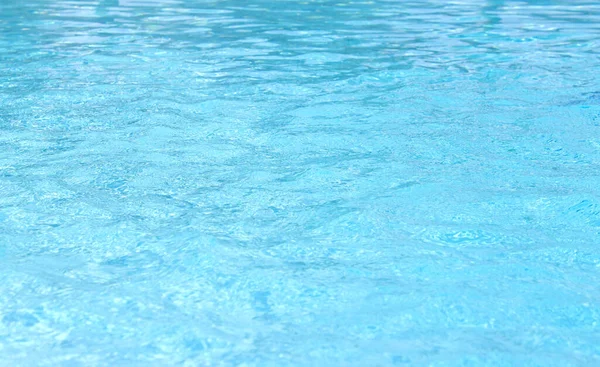 Mavi yüzme havuzu dalgalı su ayrıntıları 