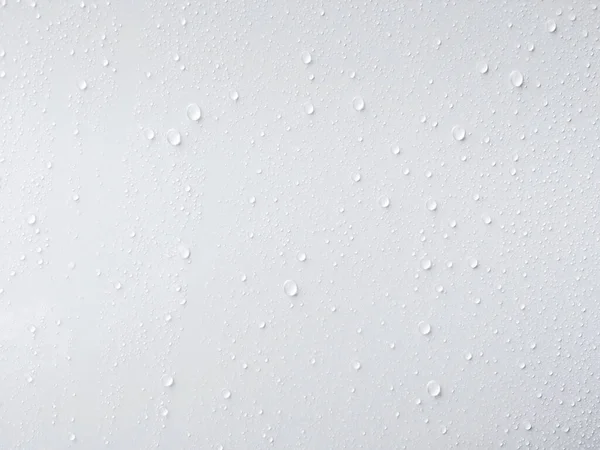 beyaz arkaplanda su damlaları