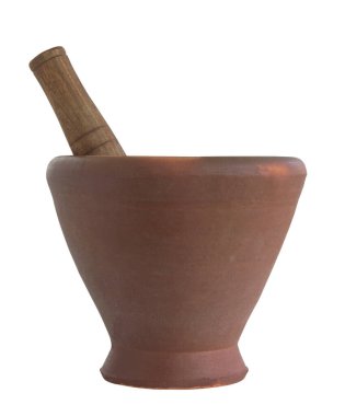 Terracotta havan topu ve ahşap, beyaz arka planda izole edilmiş.