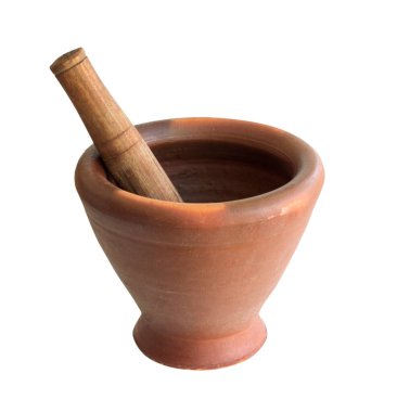 Terracotta havan topu ve ahşap, beyaz arka planda izole edilmiş.
