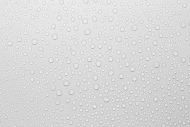 Gri arkaplana düşen yağmur damlaları kavramı yüzeyinde kabarcıklar olan soyut ıslak beyaz yüzey yaratıcı pankart tasarımı için gerçekçi saf su damlası suyu damlaları.