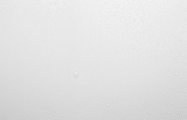 Beyaz arka planda su damlası kavramı