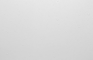 Gri arkaplana düşen yağmur damlaları kavramı yüzeyinde kabarcıklar olan soyut ıslak beyaz yüzey yaratıcı pankart tasarımı için gerçekçi saf su damlası suyu damlaları.