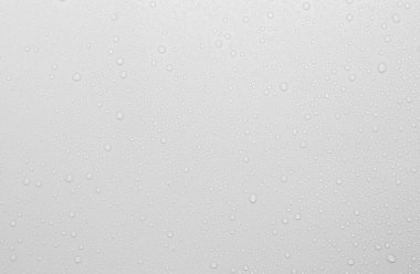 Gri arkaplana düşen yağmur damlaları kavramı yüzeyinde kabarcıklar olan soyut ıslak beyaz yüzey yaratıcı pankart tasarımı için gerçekçi saf su damlası suyu damlaları.