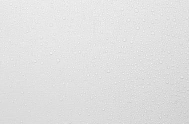 Gri arkaplana düşen yağmur damlaları kavramı yüzeyinde kabarcıklar olan soyut ıslak beyaz yüzey yaratıcı pankart tasarımı için gerçekçi saf su damlası suyu damlaları.