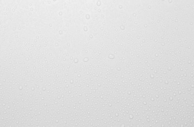 Gri arkaplana düşen yağmur damlaları kavramı yüzeyinde kabarcıklar olan soyut ıslak beyaz yüzey yaratıcı pankart tasarımı için gerçekçi saf su damlası suyu damlaları.