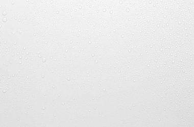 Gri arkaplana düşen yağmur damlaları kavramı yüzeyinde kabarcıklar olan soyut ıslak beyaz yüzey yaratıcı pankart tasarımı için gerçekçi saf su damlası suyu damlaları.