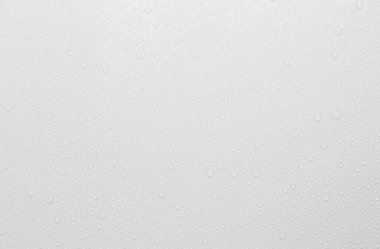 Gri arkaplana düşen yağmur damlaları kavramı yüzeyinde kabarcıklar olan soyut ıslak beyaz yüzey yaratıcı pankart tasarımı için gerçekçi saf su damlası suyu damlaları.