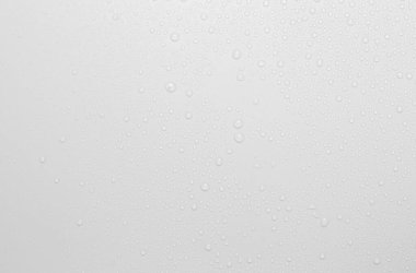 Gri arkaplana düşen yağmur damlaları kavramı yüzeyinde kabarcıklar olan soyut ıslak beyaz yüzey yaratıcı pankart tasarımı için gerçekçi saf su damlası suyu damlaları.