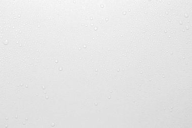 Beyaz arkaplanda su damlaları, üst görünüm