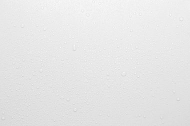 Beyaz arkaplanda su damlaları, üst görünüm