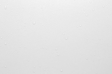 Beyaz arkaplanda su damlaları, üst görünüm