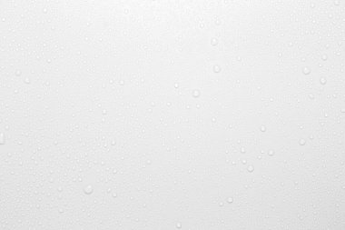 Beyaz arkaplanda su damlaları, üst görünüm