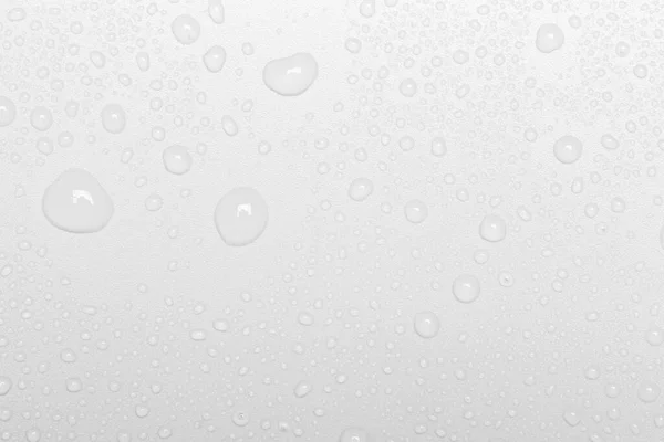 Beyaz arkaplanda su damlaları, üst görünüm