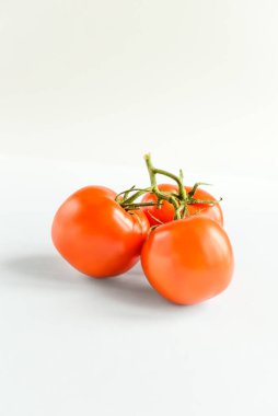 Sebze, beyaz arka planda kırmızı domates.