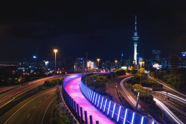 Auckland 'ın Skyline fotoğrafı. Fotoğraf, Yeni Zelanda 'nın körfezinde gün batımında çekildi..