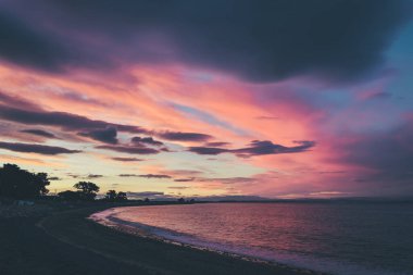 Sahilde gün batımı, Yeni Zelanda
