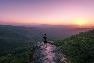 Grampians Ulusal Parkı, Avustralya 'da sazlıkların üzerinde duran bir adam gözcülük yapıyor.