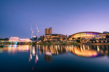 Adelaide City 'de. Adelaide 'deki Torrens Nehri.
