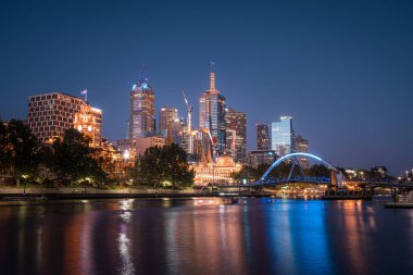 Melbourne şehri. Melbourne, Avustralya 'nın yaz günbatımındaki şehir manzarası