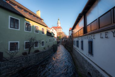 Cesky Krumlov 'da güzel bir mavi saat sahnesi