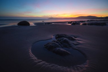 Moeraki Kayaları, Yeni Zelanda 'da Gün Doğumu