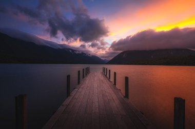 Rotoiti Gölü üzerinde gün batımı, Yeni Zelanda