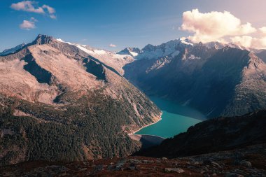 Zillertal, Avusturya Alpleri. Yaz manzarası, Olpererhtte mülteci, Schlegeisspeicher rezervuar manzarası.