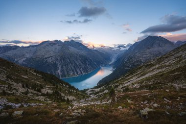 Zillertal, Avusturya Alpleri. Yaz manzarası, Olpererhtte mülteci, Schlegeisspeicher rezervuar manzarası.