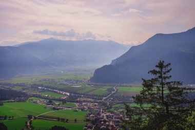 Zell am şehrinin güzel manzarasına bakın.