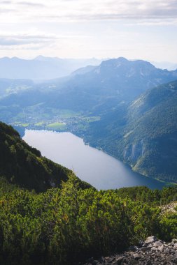 Avusturya 'nın Trisselwand Dağı' ndan Altaussee Gölü manzarası.