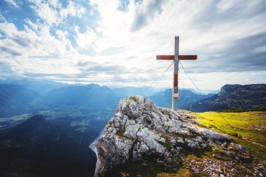 Avusturya 'nın Trisselwand Dağı' ndan Altaussee Gölü manzarası.