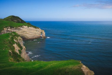 Wharariki plajında gün doğumu, Yeni Zelanda