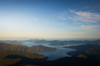 Marlborough üzerinde yaz gündoğumu Yeni Zelanda 'da Sesler