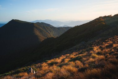 Marlborough üzerinde yaz gündoğumu Yeni Zelanda 'da Sesler