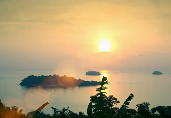 Puesta de sol en una isla en el Golfo de Tailandia . — Foto de Stock