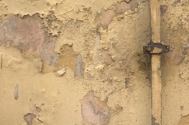 Eski bir evin duvarına boya.