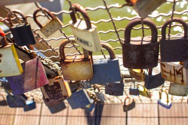 Krakow'daki yaya köprüsü üzerinde asılı aşk kilitleri.