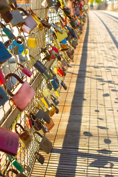 Locks that symbolize love.A pedestrian bridge. — Stock Photo, Image