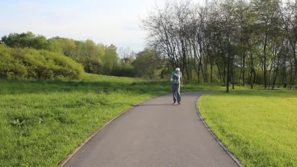 В парке бегает человек с церебральным параличом — стоковое видео