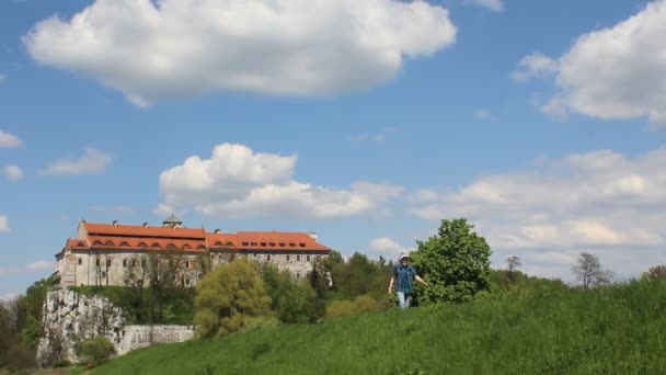 Pěšky nedaleko starého kláštera. V Evropě. Muž s dětskou mozkovou obrnou. — Stock video