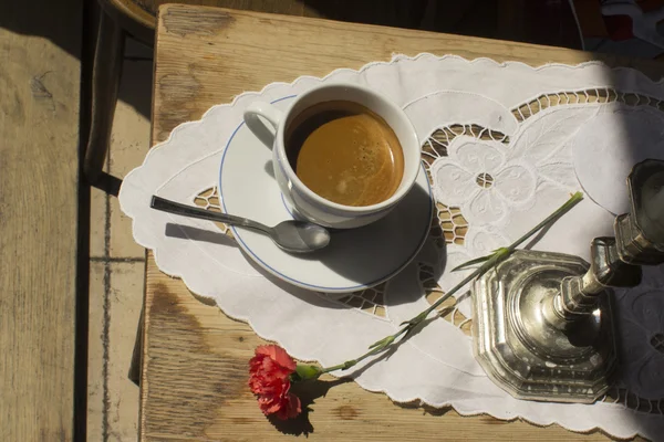 Una taza de café en un café de la calle — Foto de Stock