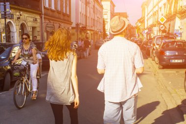 Krakow, Polonya - 10 Haziran 2016: kimliği belirsiz kişi Krakow Yahudi mahallesinde yürümek. Yahudiler 13. yüzyılın sonundan beri Krakw bölgesel ekonomide önemli bir rol oynadığı.