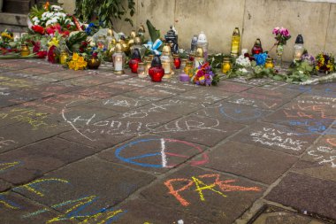 Krakow, Polonya - 15 Temmuz 2016: Eylem 14 Temmuz 2016 yılında güzel içinde Bastille günü katliamı kurbanları anısına Fransa Konsolosluğu yakınındaki.