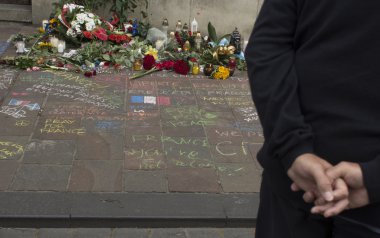 Krakow, Polonya - 15 Temmuz 2016: Eylem 14 Temmuz 2016 yılında güzel içinde Bastille günü katliamı kurbanları anısına Fransa Konsolosluğu yakınındaki.