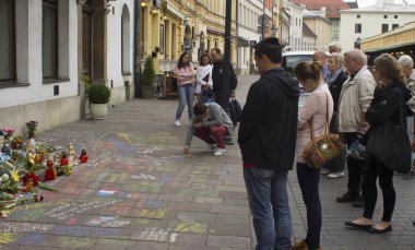 Krakow, Polonya - 15 Temmuz 2016: Eylem 14 Temmuz 2016 yılında güzel içinde Bastille günü katliamı kurbanları anısına Fransa Konsolosluğu yakınındaki.