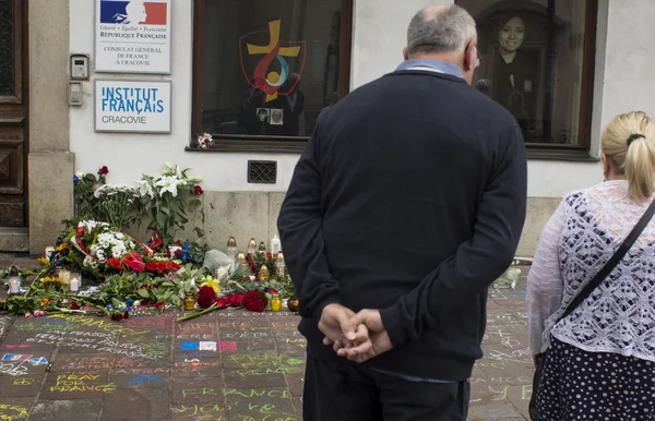 KRAKOW, POLONIA - 15 DE JUL DE 2016: Acción cerca del Consulado de Francia en memoria de las víctimas de la masacre de Niza . — Foto de Stock